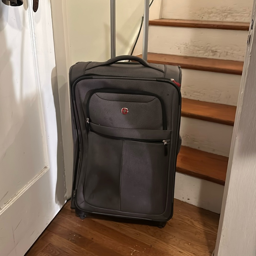 SWISSGEAR Zurich Softside Medium Checked Spinner Suitcase 17” x 25” Clean
